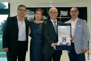 D. Jose Vicente Dolz, Director General de la empresa Asthon Cargo Valencia S.L., recibió el Lingote de Plata.   En la foto, sosteniendo el premio,  aparece acompañado de varios de sus colaboradores  profesionales